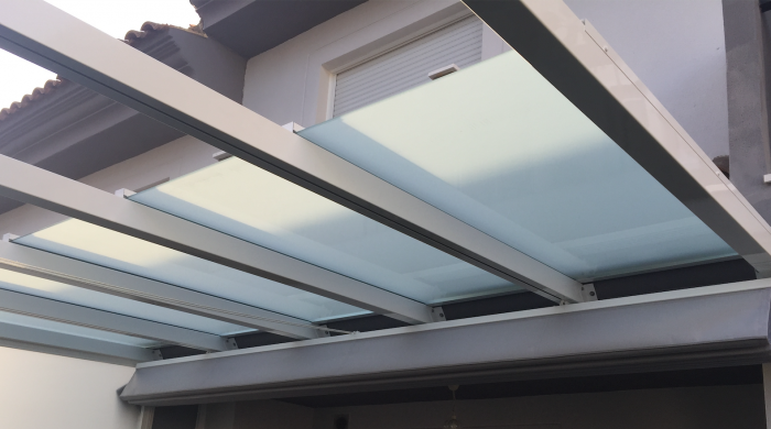 Toldo_palillero_bajo_techo_acristalado_Malaga_Valto-Exteriores